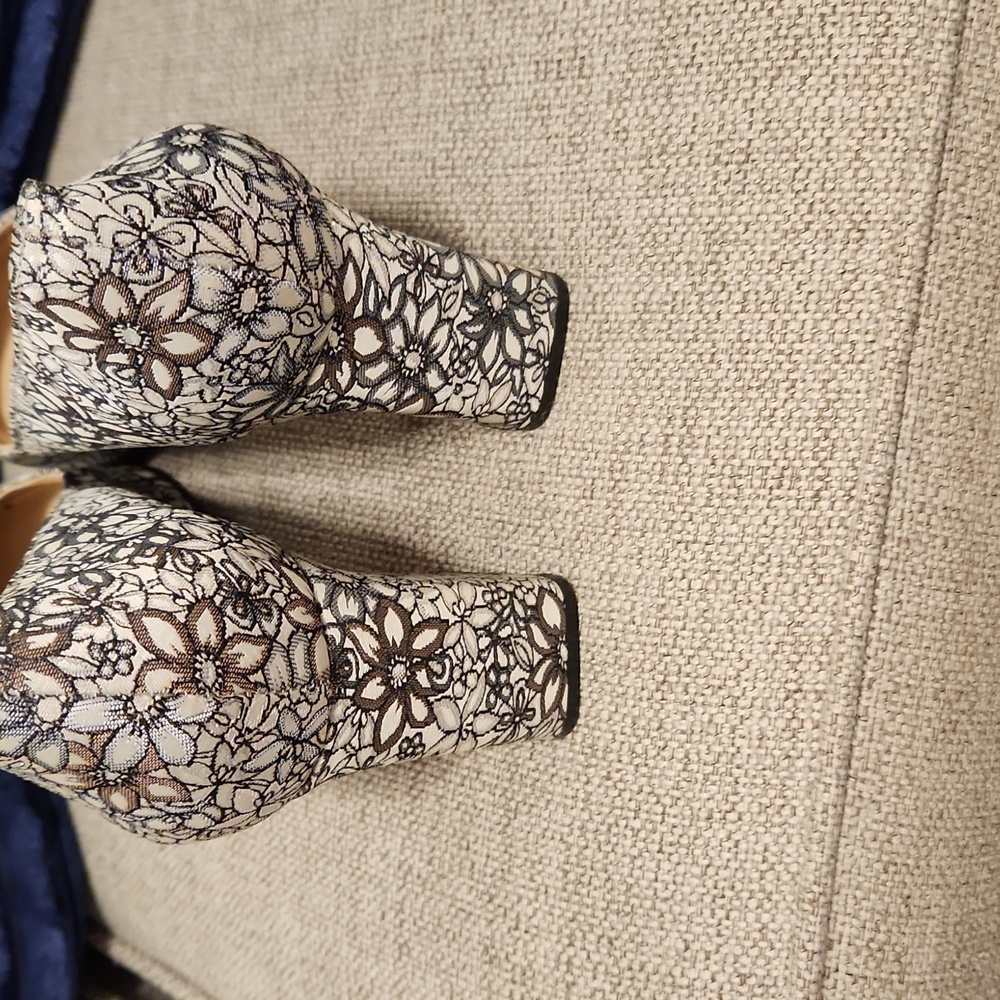 Gorgeous Marc Fisher Floral Lace Pointed Toe Block Heel Pumps in Cream and Black - Picture 6 of 7